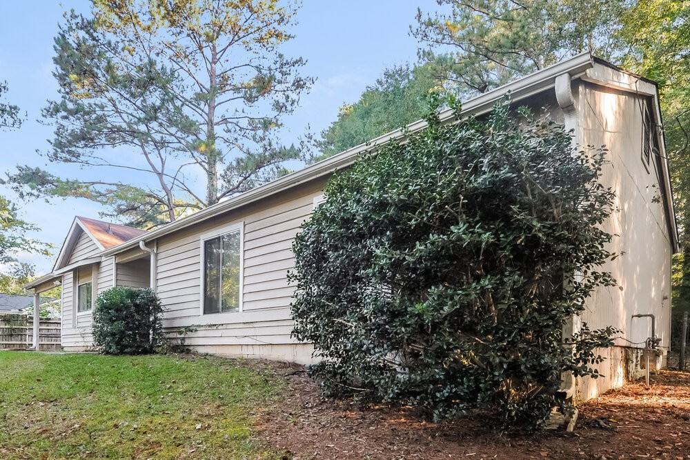 3835 Scarsborough Dr - Photo 3 of 16