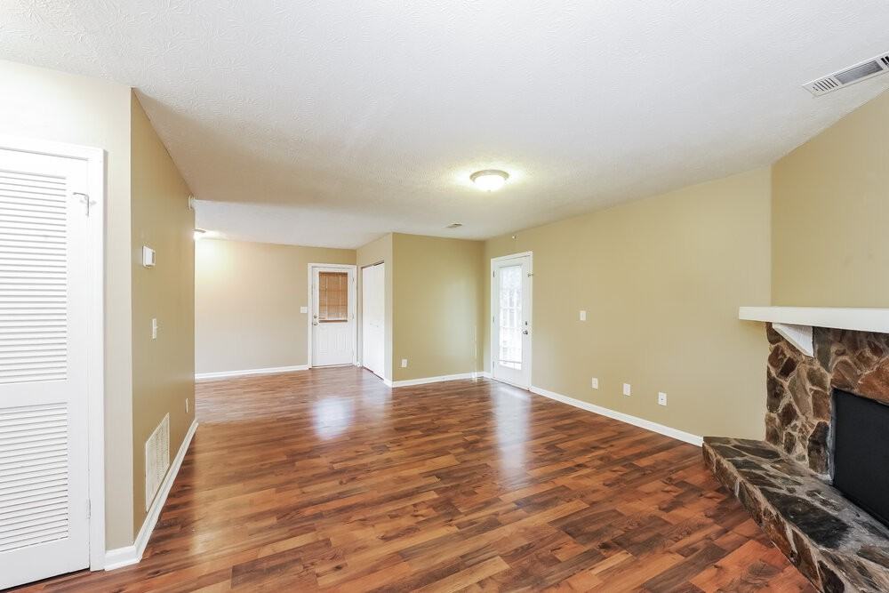3835 Scarsborough Dr - Photo 4 of 16