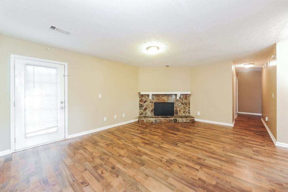 3835 Scarsborough Dr - Photo 5 of 16