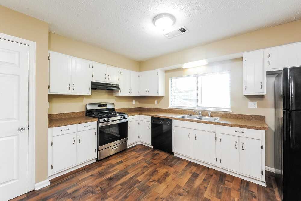 3835 Scarsborough Dr - Photo 7 of 16