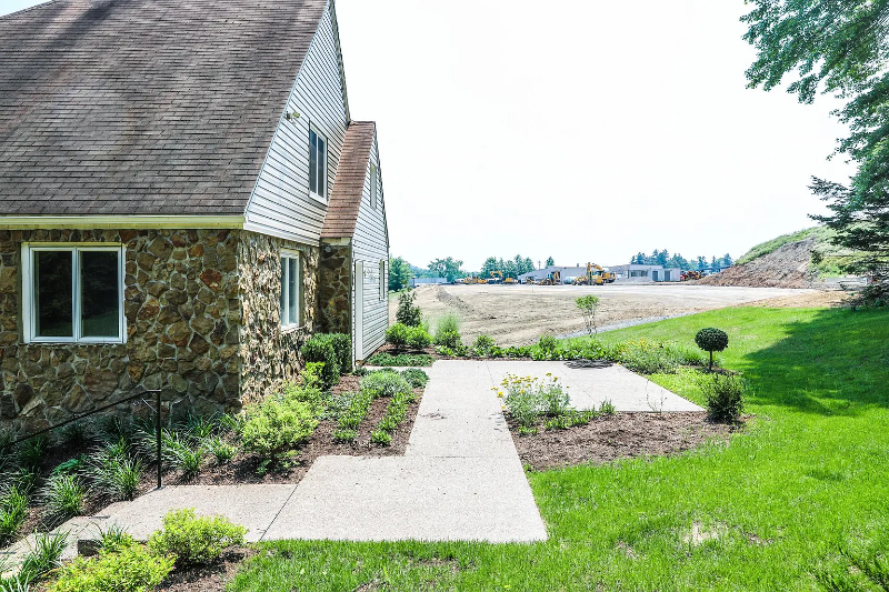 3981 Willow Creek Dr - Photo 2 of 20