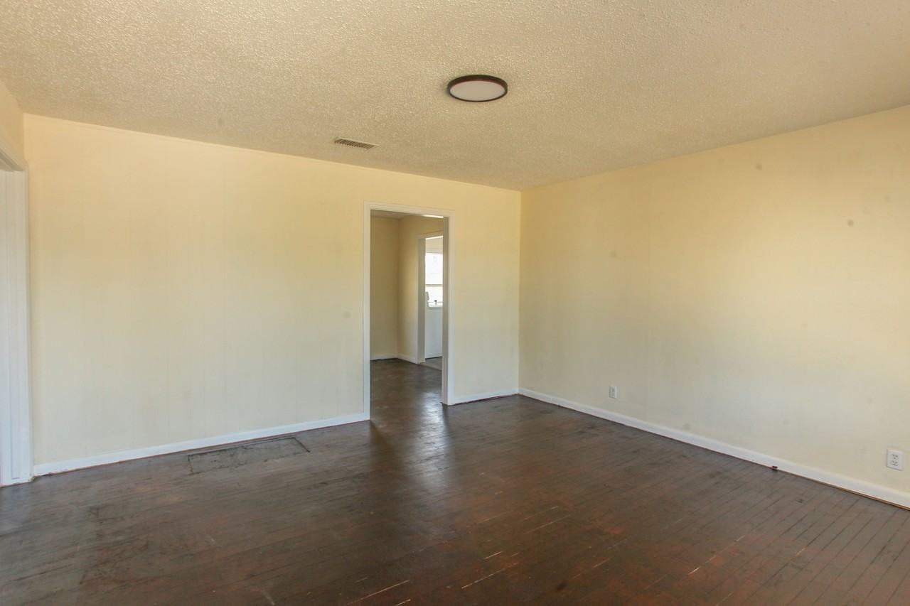 1004 Howell Street - Photo 2 of 19