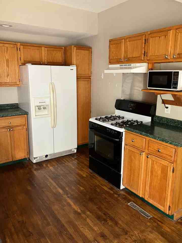 306 E Ellis St - Photo 2 of 11