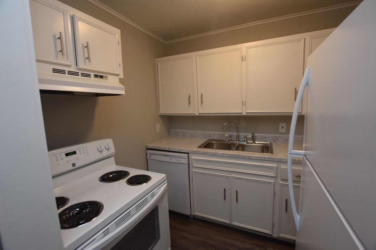 100 Mcarthur St #15 - Photo 3 of 6