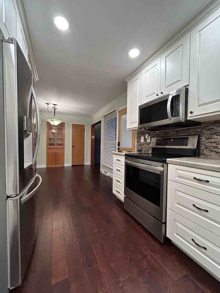 1802 Ferry St - Photo 4 of 42