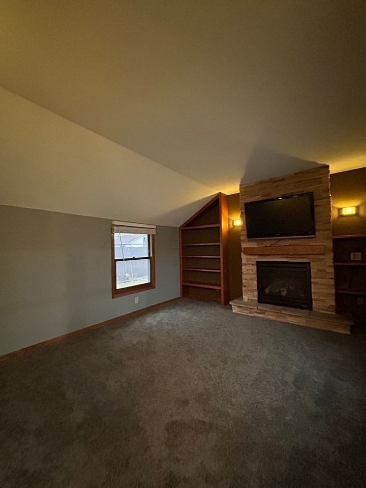1802 Ferry St - Photo 6 of 42