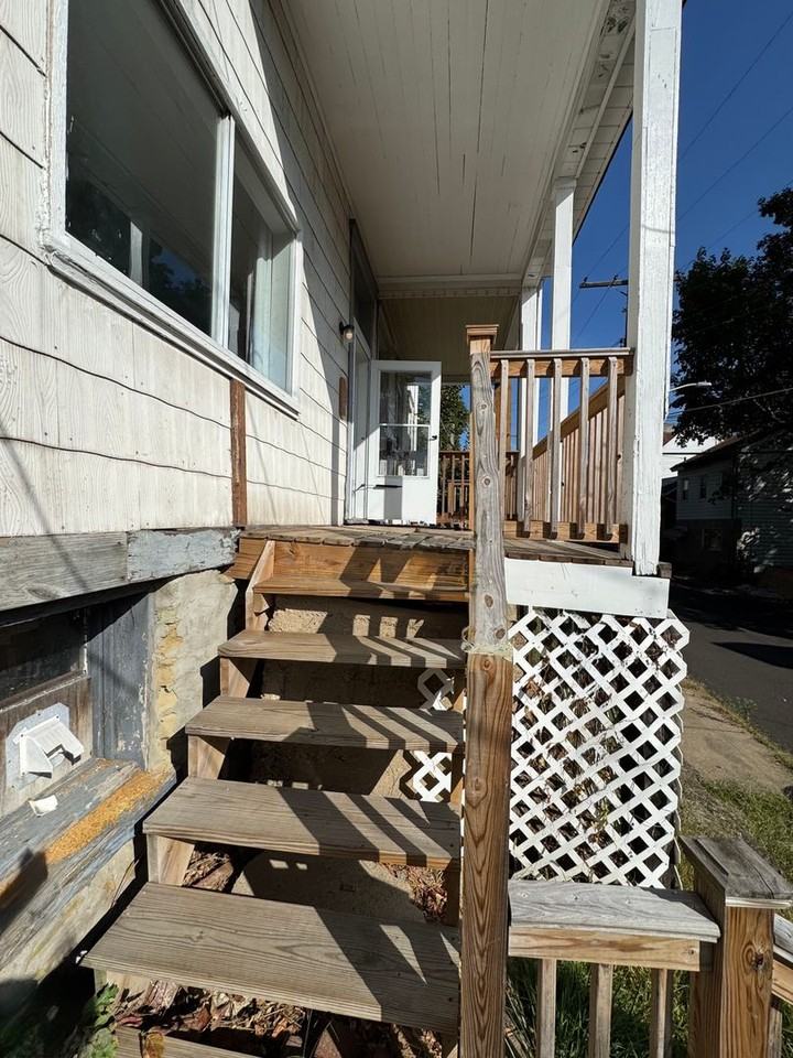 1927 Lithgow Ave - Photo 2 of 27