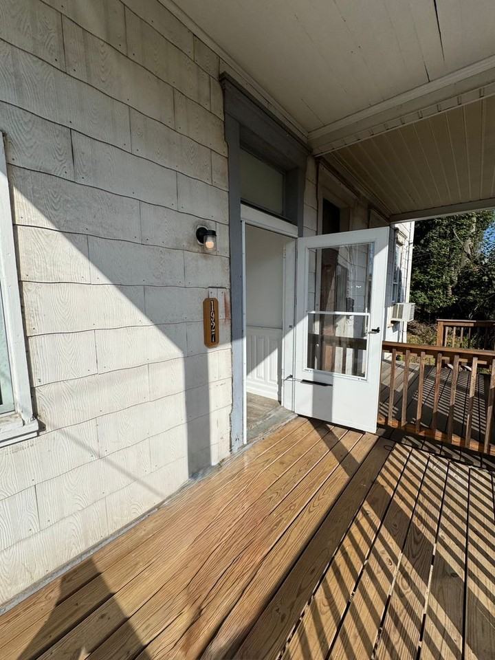 1927 Lithgow Ave - Photo 3 of 27