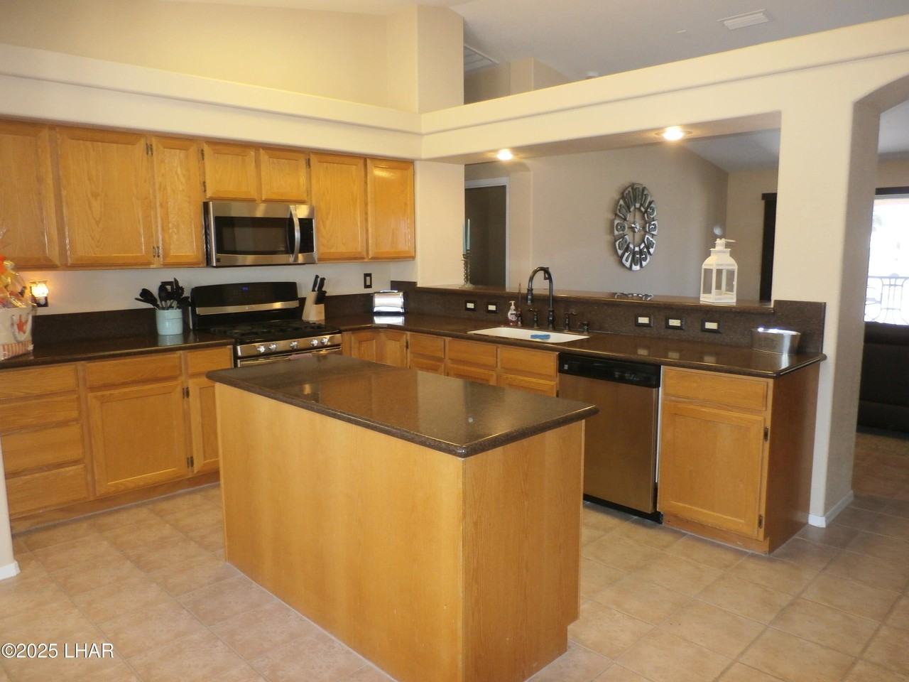 2304 Buckingham Blvd - Photo 6 of 33