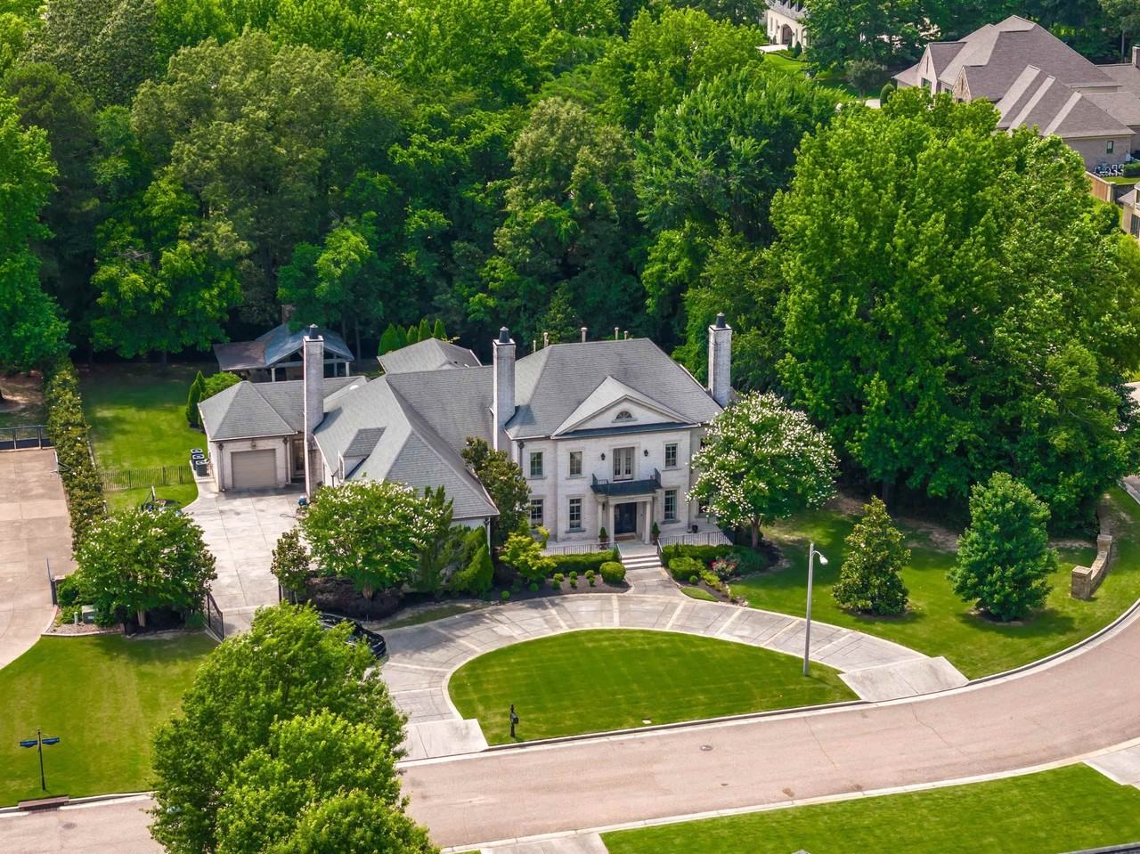 9039 Hollybrook Ln N - Photo 2 of 22