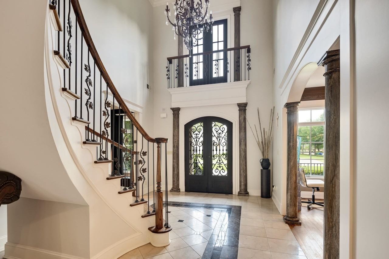 9039 Hollybrook Ln N - Photo 6 of 22