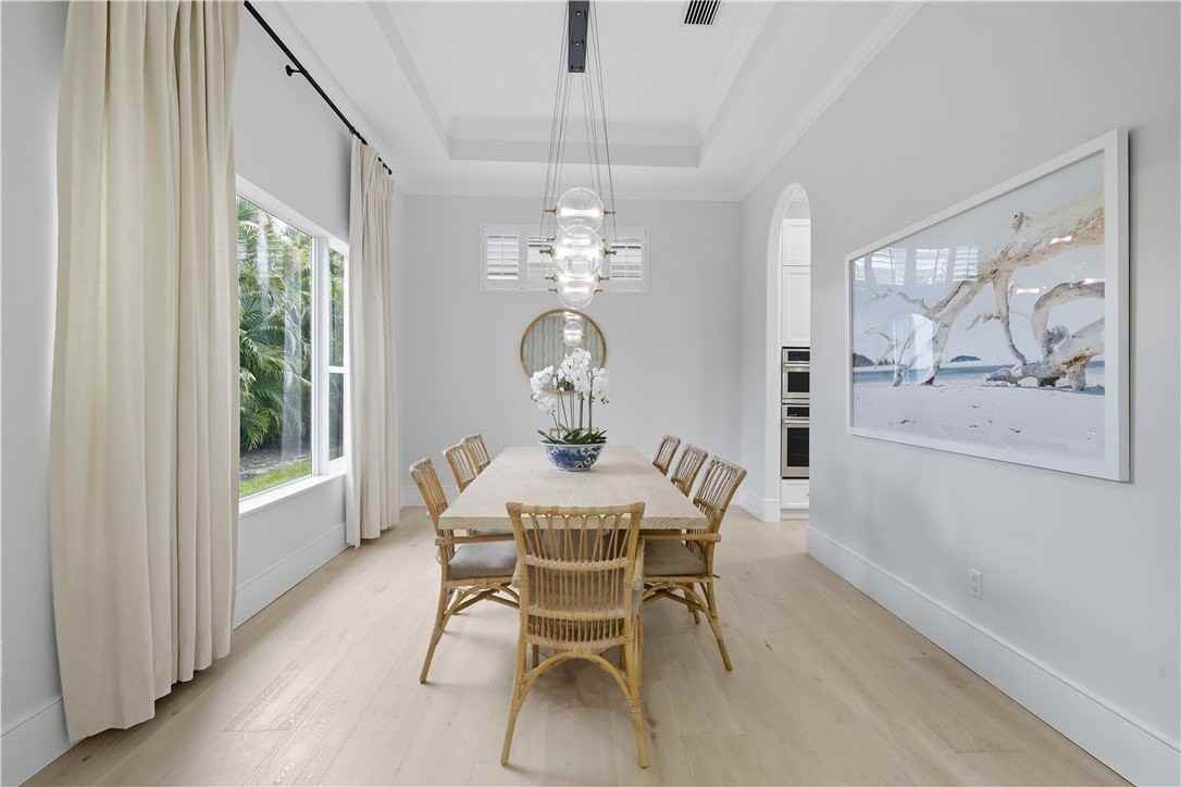 9025 Englewood Ct - Photo 4 of 36