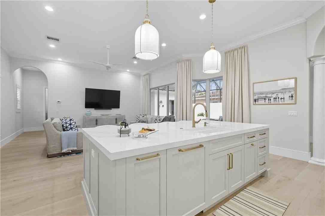 9025 Englewood Ct - Photo 6 of 36