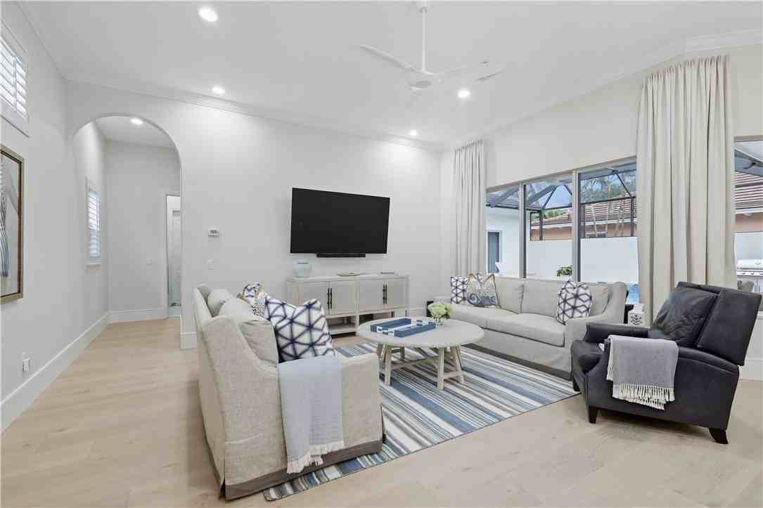 9025 Englewood Ct - Photo 7 of 36