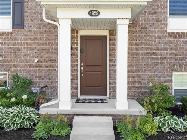 4929 Treeside Ln - Photo 2 of 23