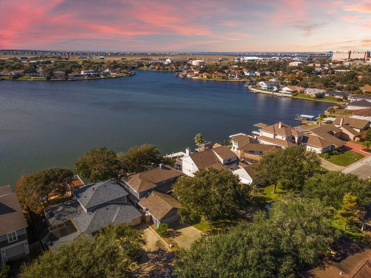 2913 Beluche Dr - Photo 2 of 50