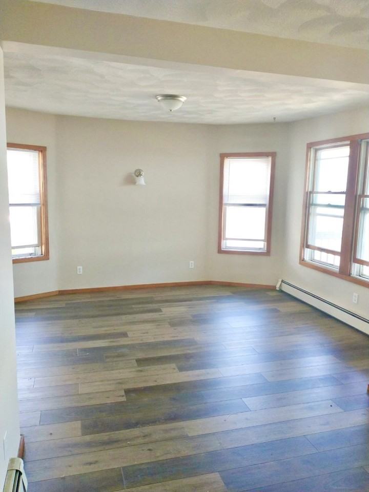 18 Faunbar Ave Unit 1 - Photo 4 of 14