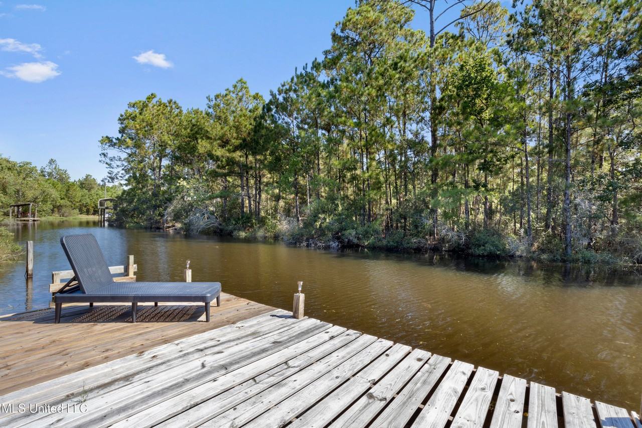 10100 Bancroft St - Photo 4 of 28