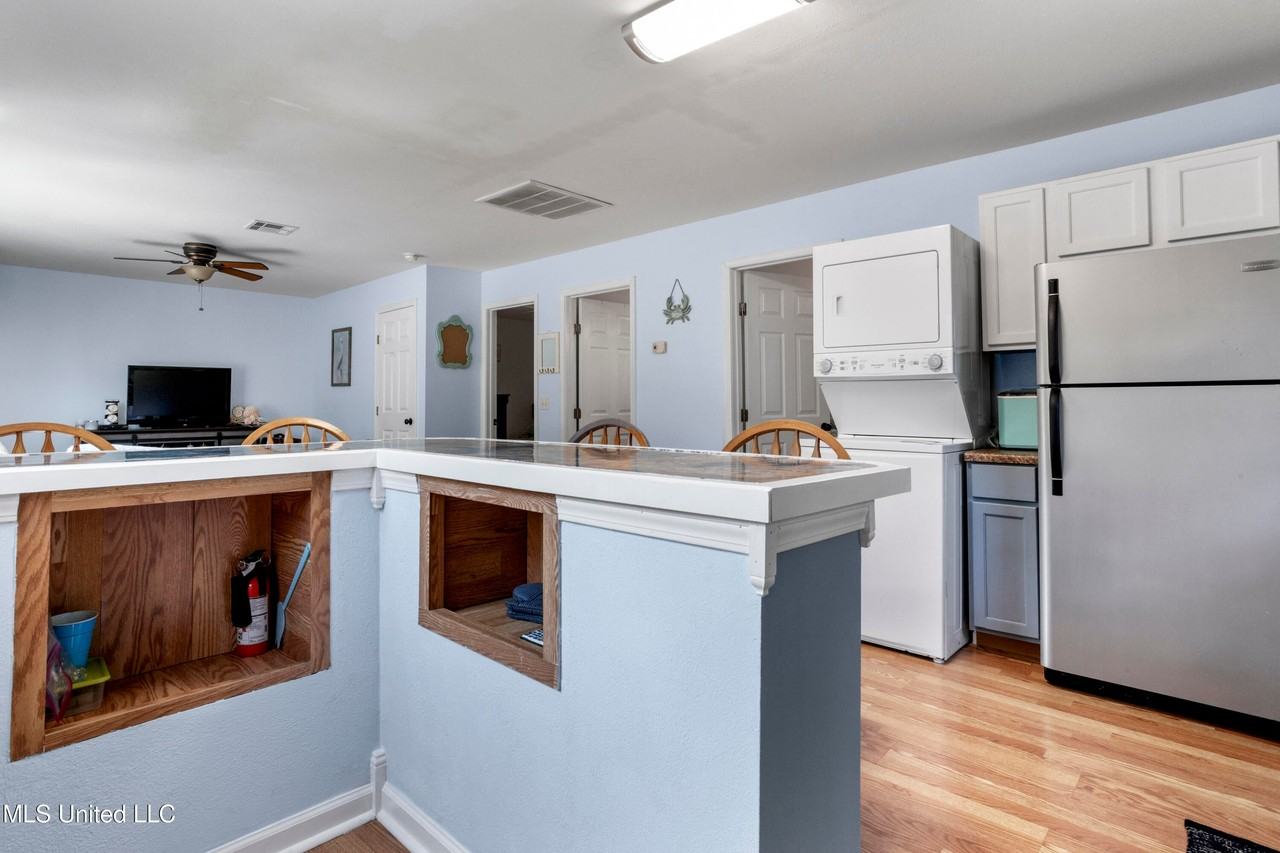 10100 Bancroft St - Photo 7 of 28