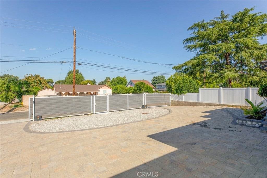 9710 Helen Ave - Photo 3 of 39