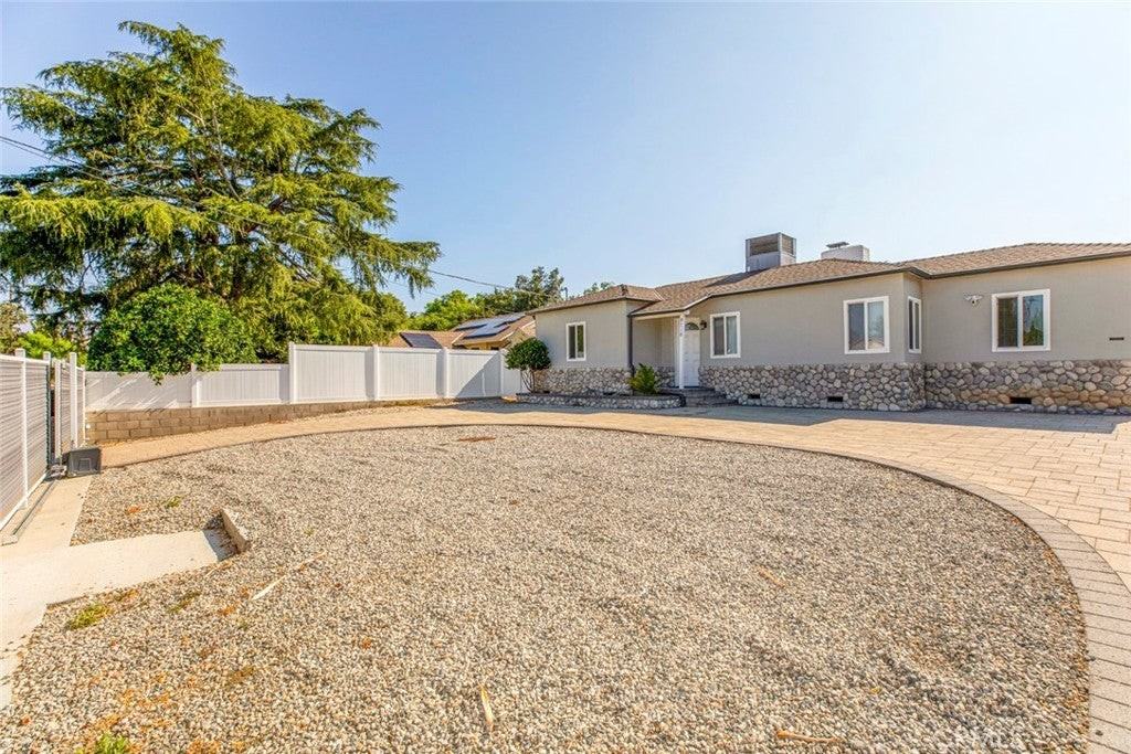 9710 Helen Ave - Photo 4 of 39