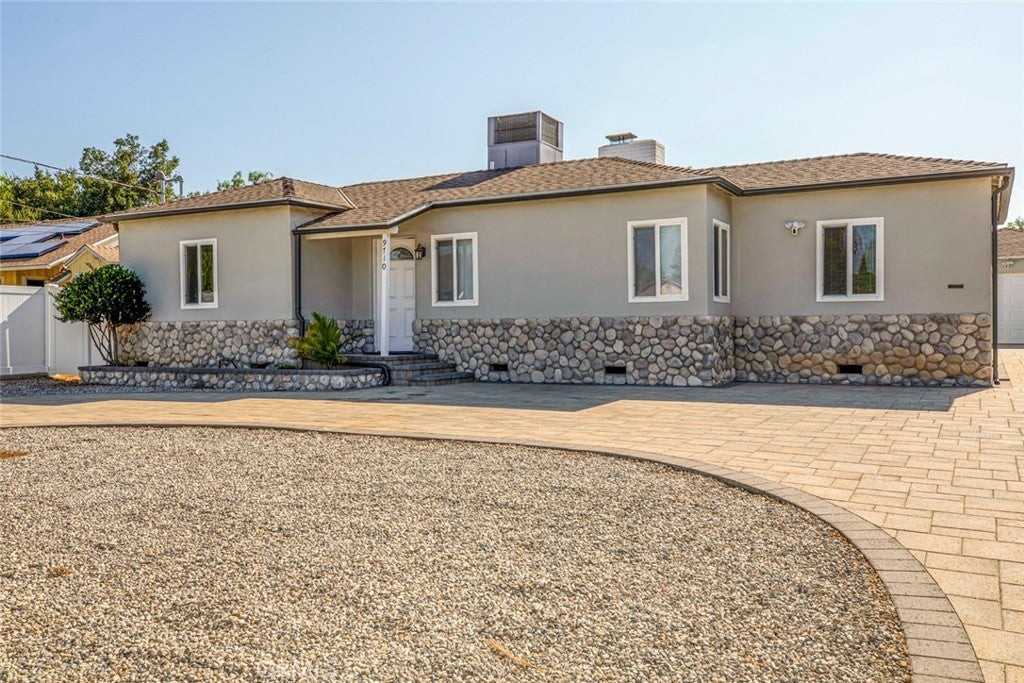 9710 Helen Ave - Photo 5 of 39