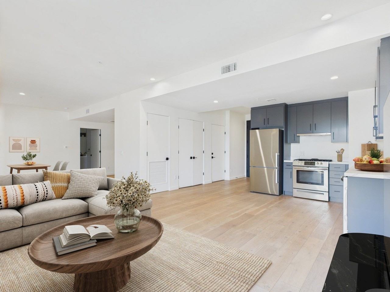 Vica Silver Lake - Photo 3 of 50