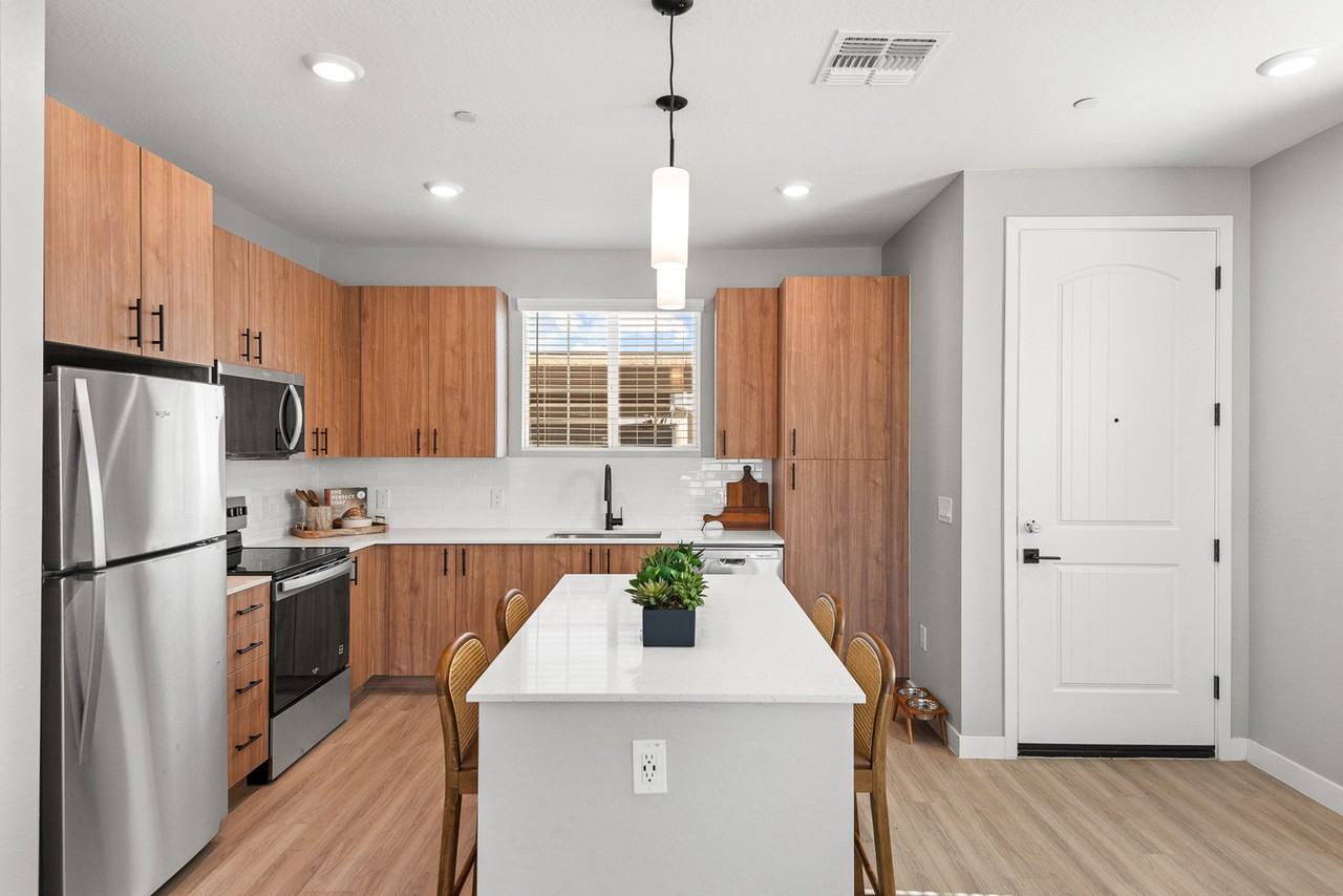 Verge - Photo 2 of 33