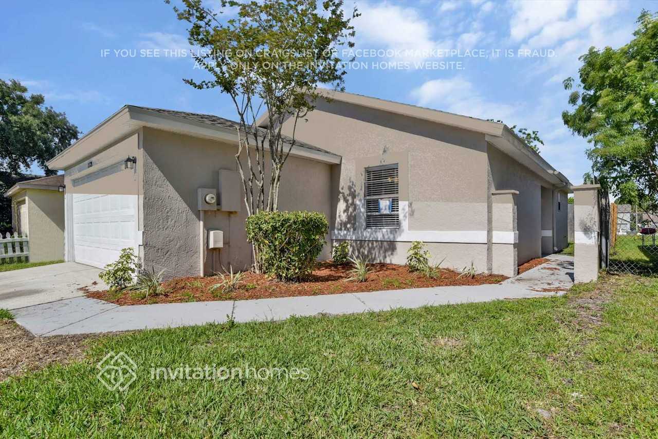 1028 Florida Holly Dr - Photo 3 of 30