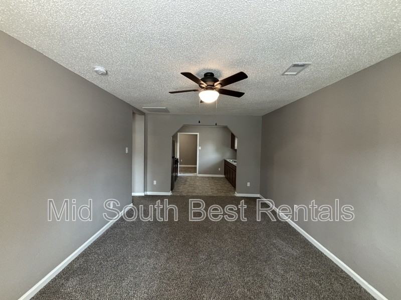 605 Pollock St - Photo 2 of 10