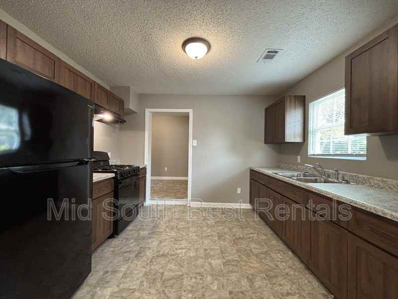 605 Pollock St - Photo 3 of 10