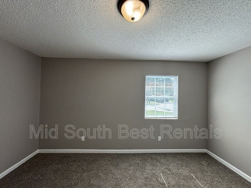 605 Pollock St - Photo 4 of 10