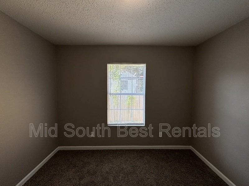 605 Pollock St - Photo 5 of 10