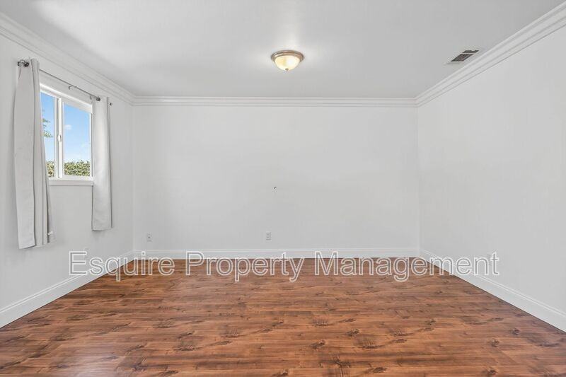 1218 N Olive St #A - Photo 3 of 21