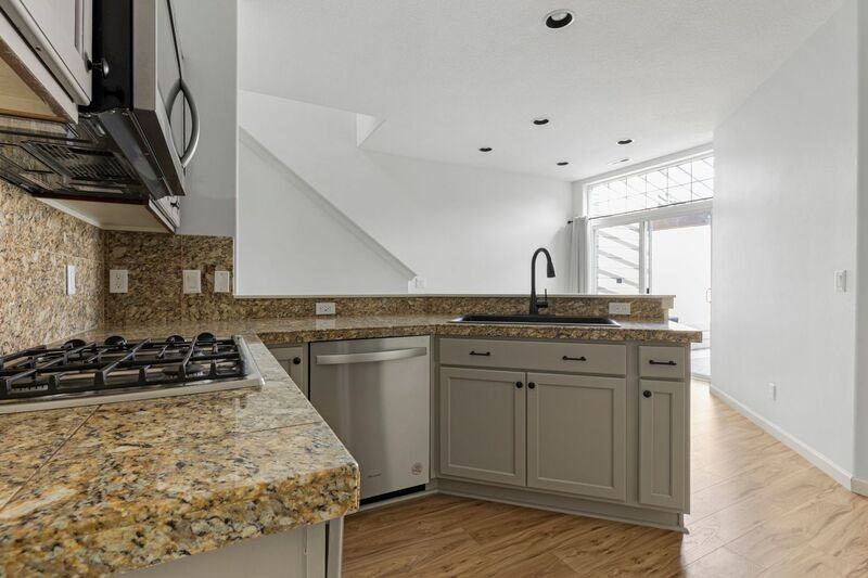 7282 Ne Stoneybrook St - Photo 3 of 20