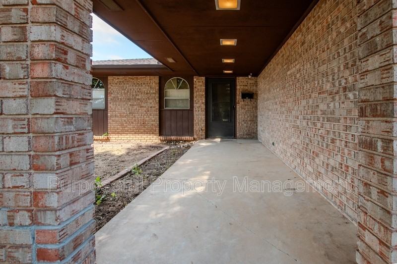 202 Stanton Dr - Photo 3 of 28
