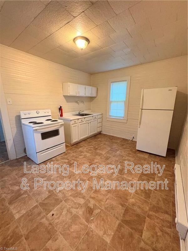 1024 W 13th St - Photo 4 of 6