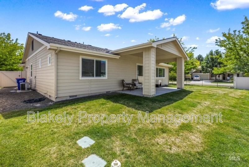 319 N Baxter Way - Photo 4 of 18