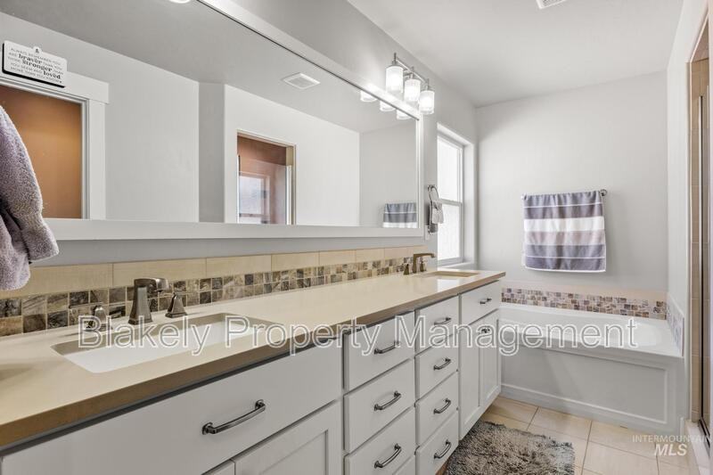 319 N Baxter Way - Photo 2 of 18