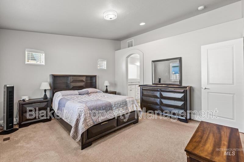 319 N Baxter Way - Photo 3 of 18