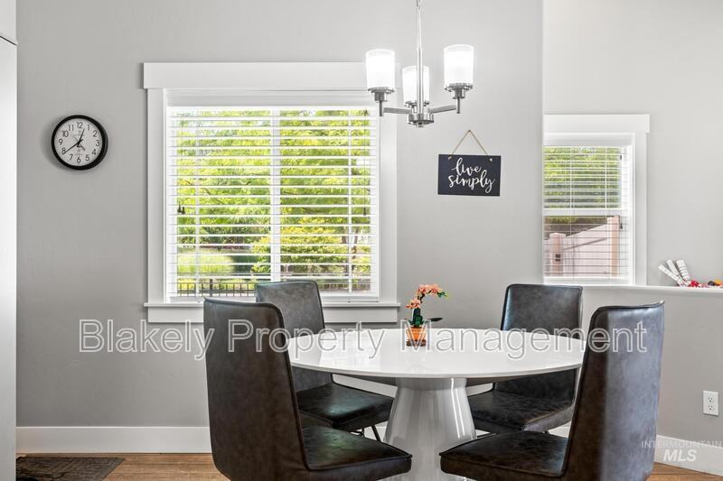 319 N Baxter Way - Photo 5 of 18