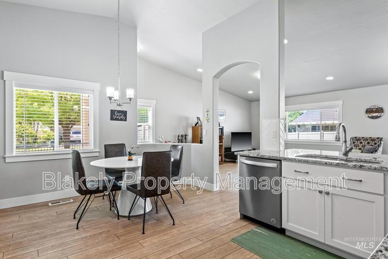 319 N Baxter Way - Photo 6 of 18