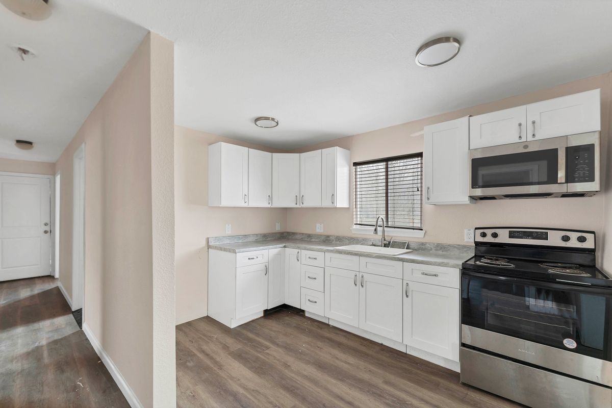 215 Prosperity Dr - Photo 2 of 3