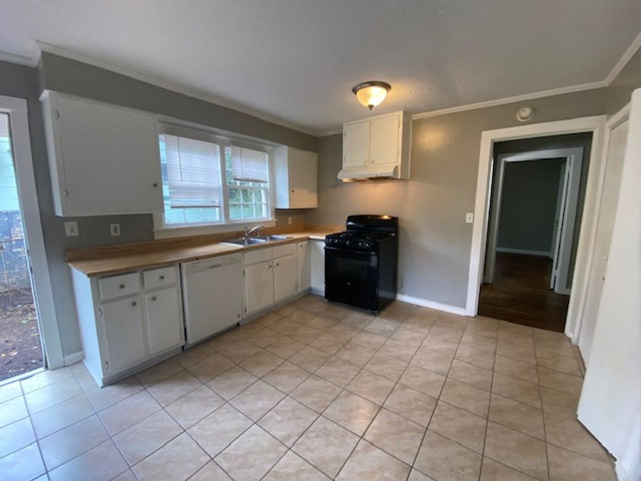 145 N Chesterman St - Photo 2 of 12