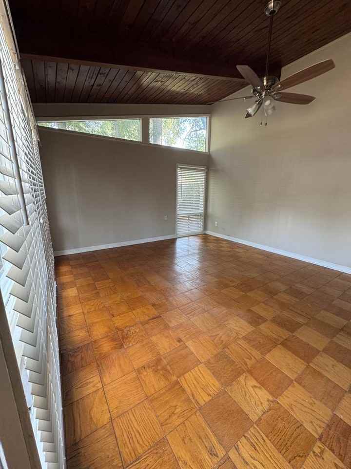 582 Desha Street - Photo 3 of 12