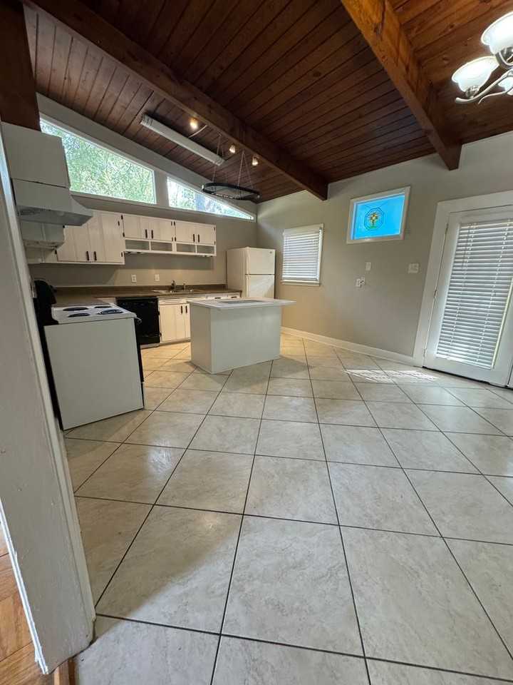 582 Desha Street - Photo 5 of 12