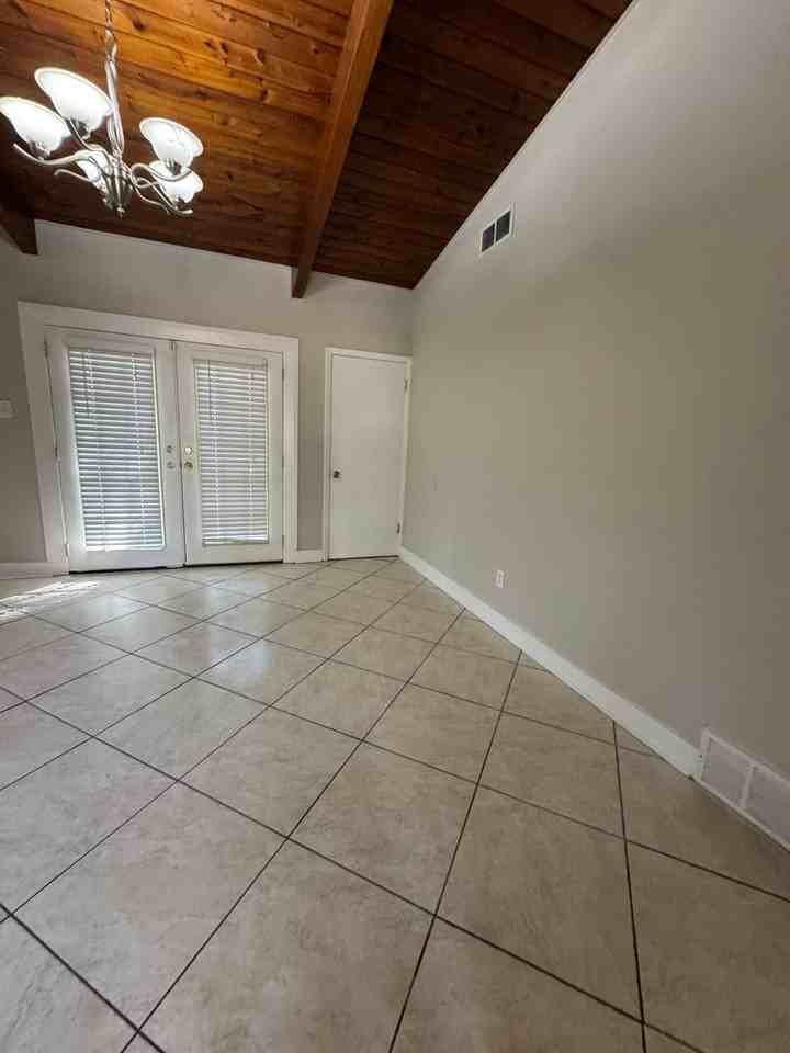 582 Desha Street - Photo 6 of 12