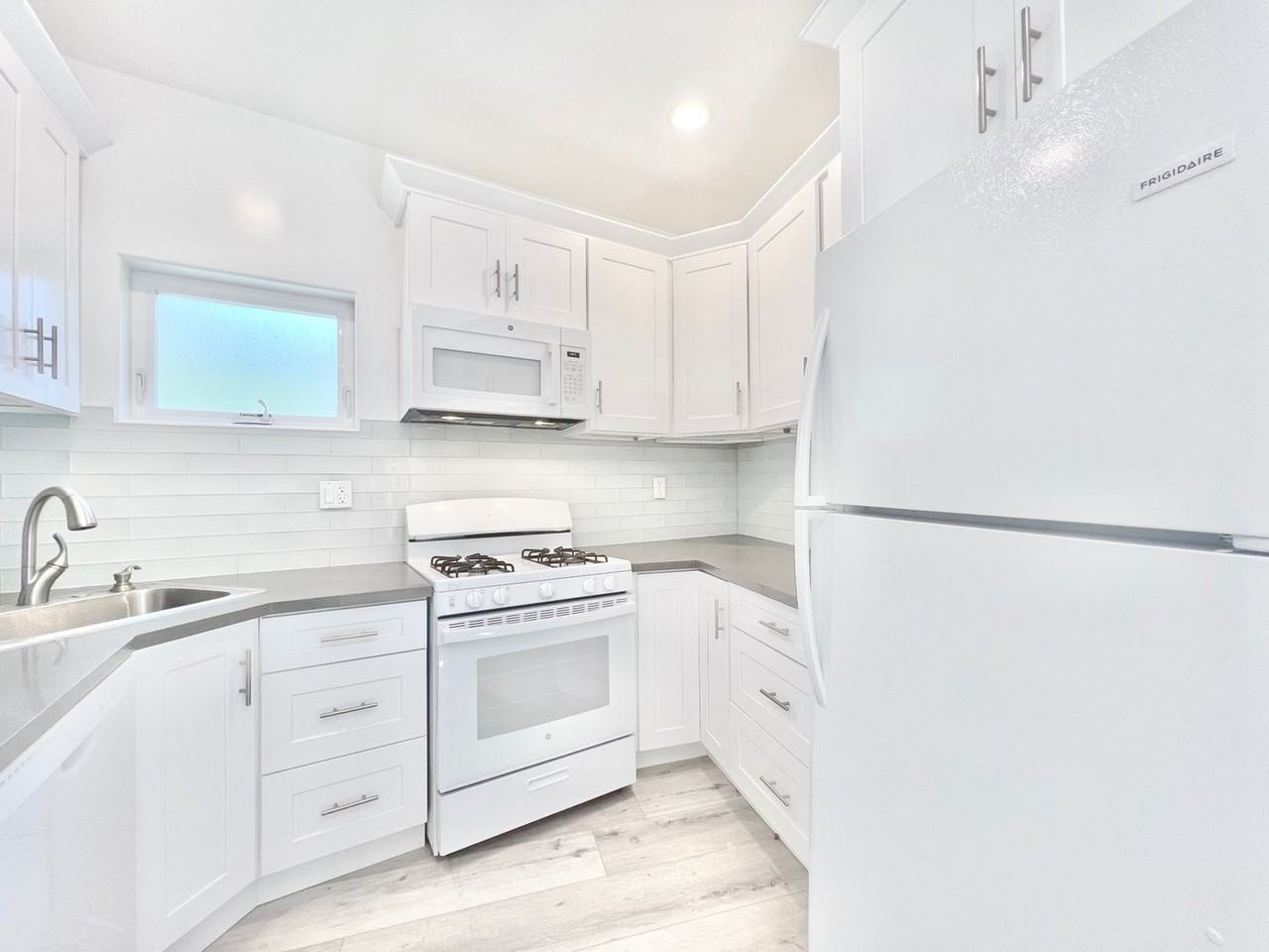 2041 Linnington Ave - Photo 2 of 20