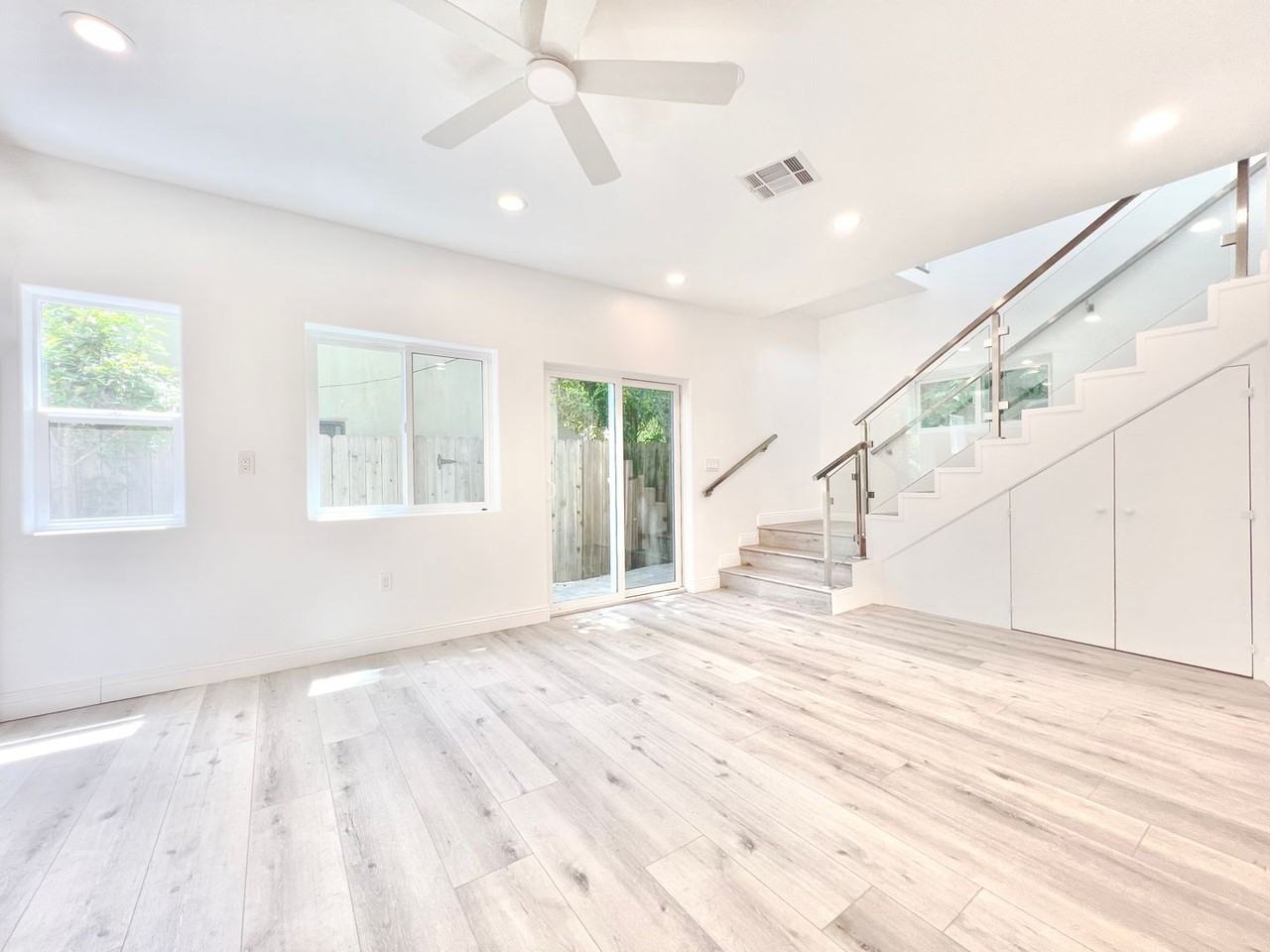 2041 Linnington Ave - Photo 3 of 20