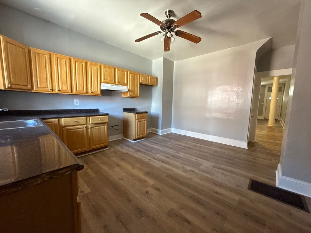 3030 Clifton Park Ter - Photo 5 of 15